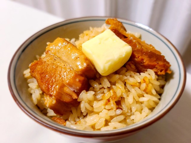 【SNSで話題】セブン公式がオススメするアレンジレシピ「角煮バター飯」が超簡単でおいしい！ 米と『金の豚角煮』を一緒に炊くだけで絶品の炊き込みご飯に！
