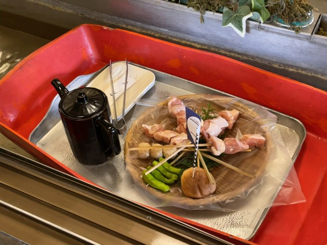 料理が船で運ばれてくる囲炉裏焼きレストラン「ひな鳥山」!! 世界よ、これが日本の回転文化だ