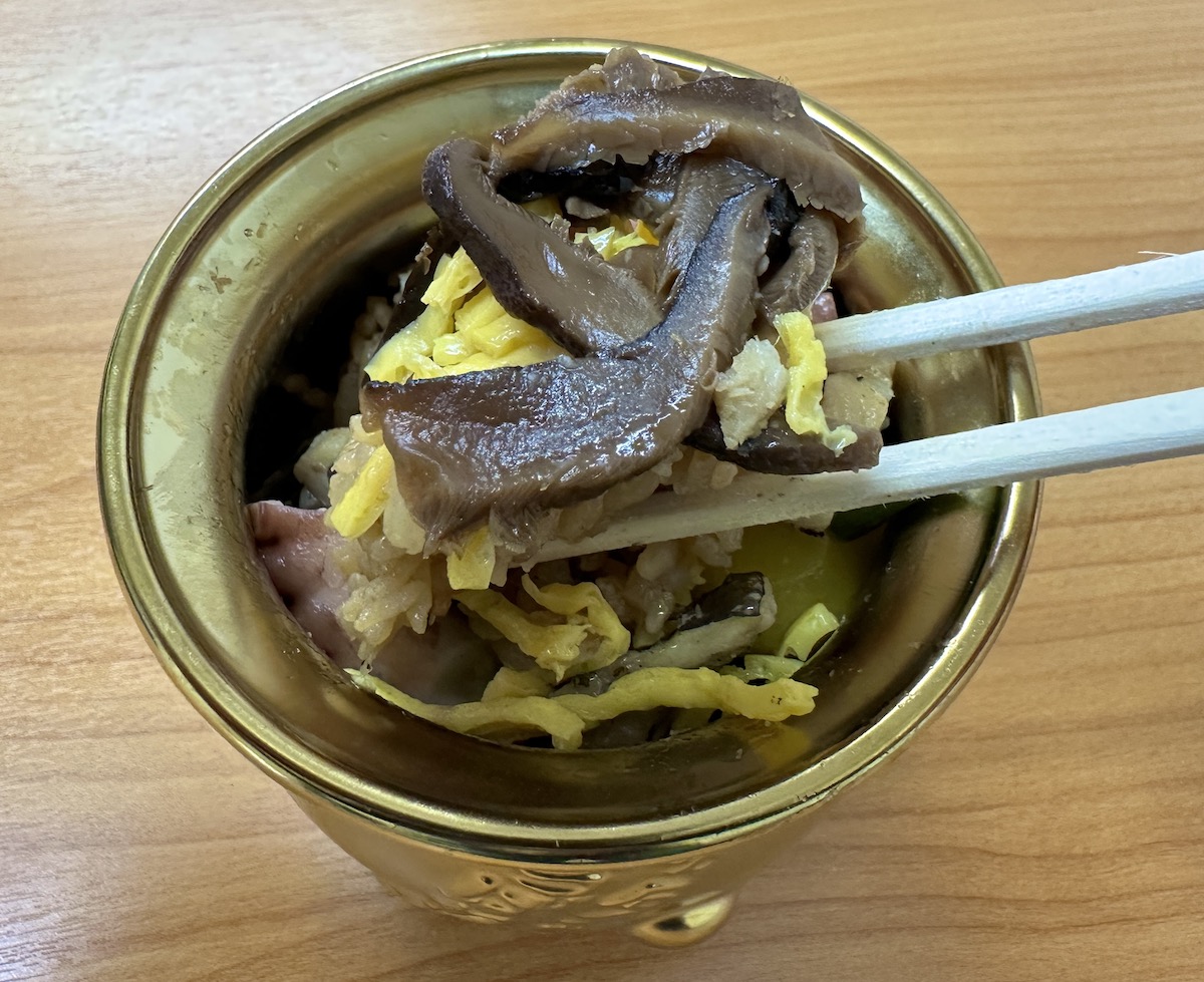 駅弁】たまたま見つけた「金色のひっぱりだこ飯」が見た目も味も超豪華！ セレブすぎる陶器は洗ってデスクに飾りましたァァアア！ | ロケットニュース24