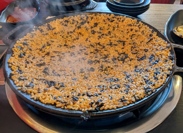 トビコたっぷり！ 鉄鍋で焼き上げる韓国料理の「アルマニチャーハン」が絶品だった!! ただし辛さに注意 / 新宿「ホンスチュクミ」
