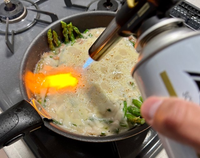 【簡単キャンプ飯】寒い夜には「冷凍アスパラとレトルトホワイトソースで作る超手抜きグラタン」をどうぞ！ 家でも食べたい激ウマメニューがこちらです