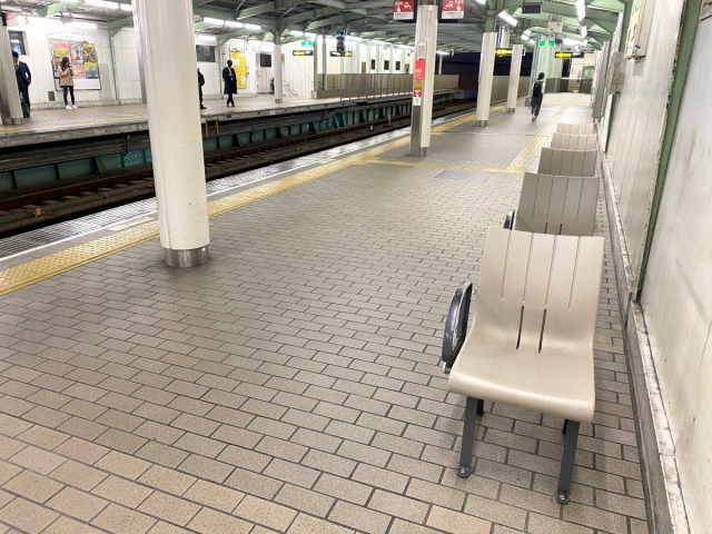 【えっ】なんで関西の駅のホームにあるベンチは向きが違うの？ JR西日本に聞いてみたら「3つの理由」が判明した