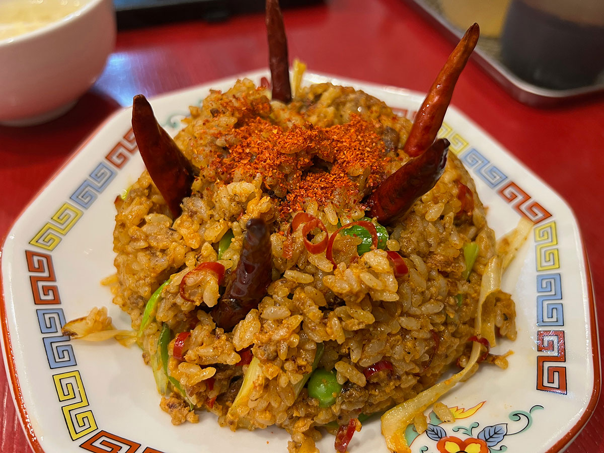 黒魔術かよ】大阪王将がテスト販売している卍炒飯、ビジュアルが 黒魔術かよ】大阪王将がテスト販売している卍炒飯、ビジュアルが