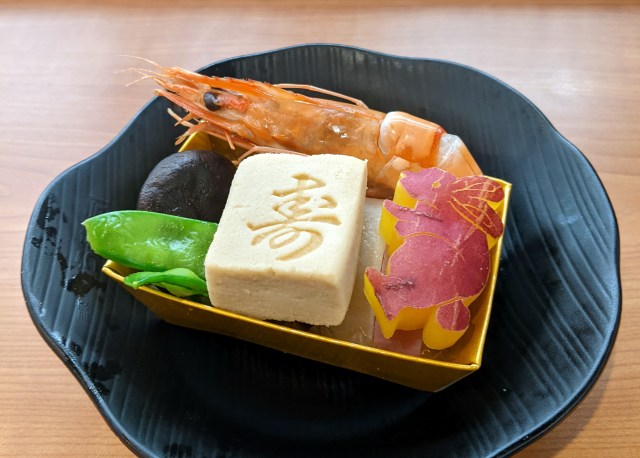 くら寿司の1人用おせち「こせち」を食べに行ったら、一部凍ったまま出てきた / 無理に年内に出さなくても……