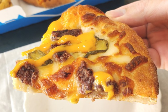 ドミノピザから「頭がおかしくなりそうなピザ」が発売されていたので食べてみた / 驚異の新ジャンル “バーガーピザ”