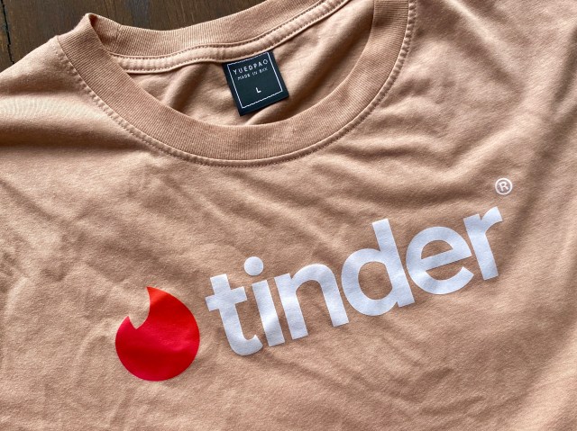 【検証】『Tinder（ティンダー）』のTシャツを着て街を歩けば男子と直接マッチングできるんじゃないか？