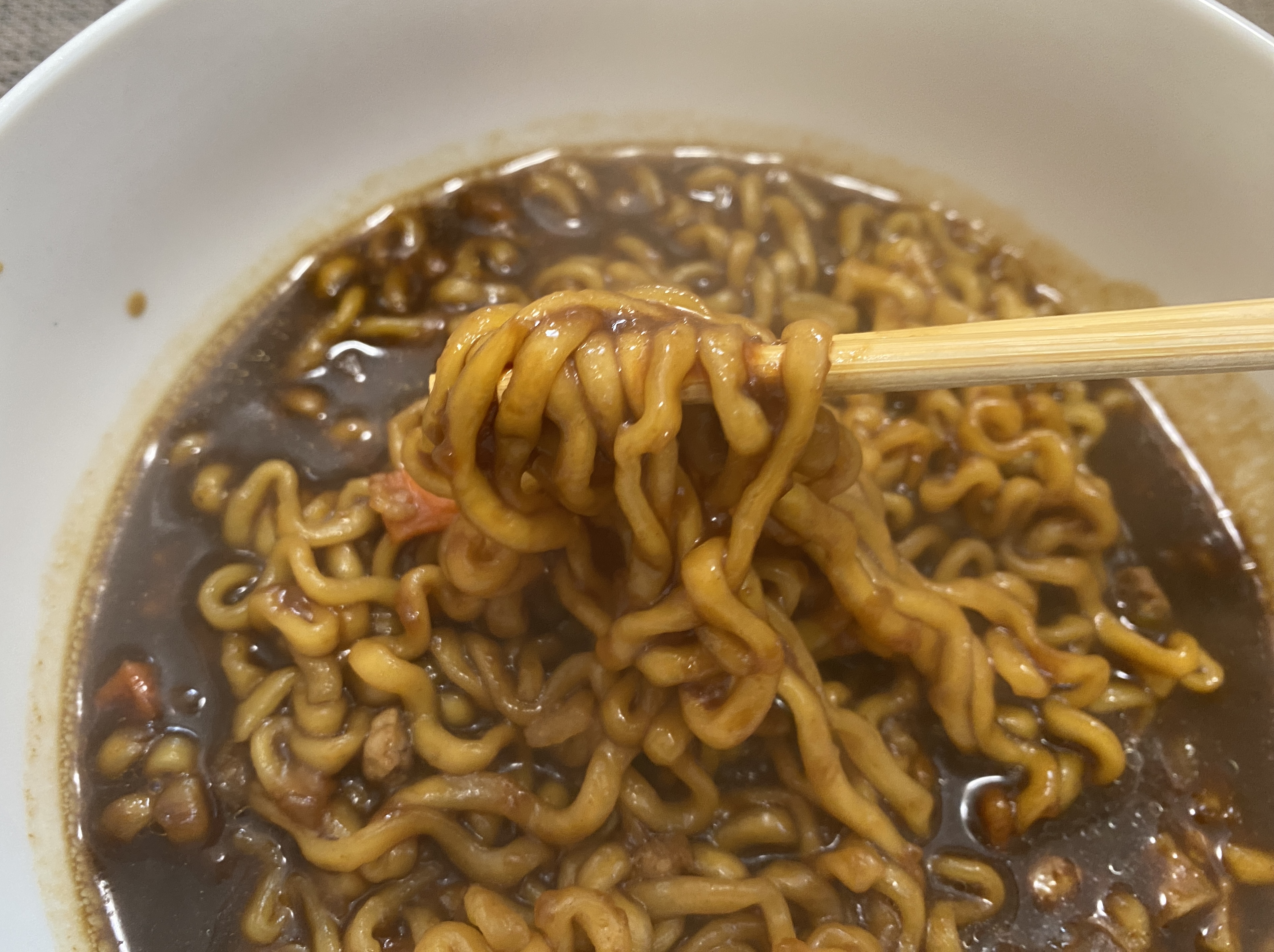 1袋211円】ドス黒い韓国のインスタント麺「チャシュラン」ってどんな味？ 予備知識ゼロで食べたら脳がバグった | ロケットニュース24