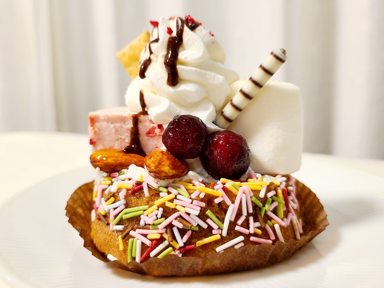 スタバ新作「ミックスパフェケーキ」のインパクトがすごい！ ……で