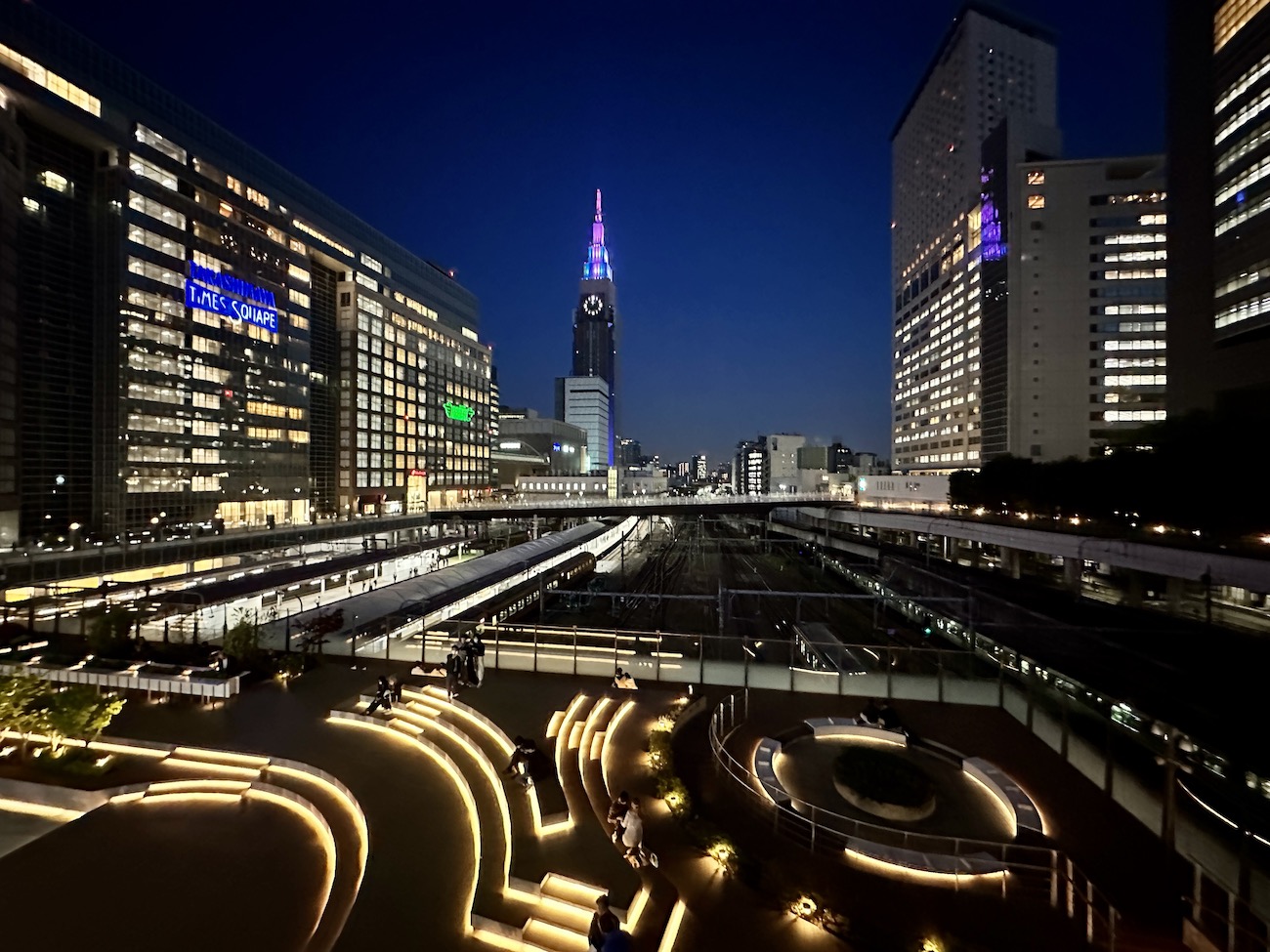 バスタ新宿」は待ち合わせ場所としても夜景スポットとしても有能だった 