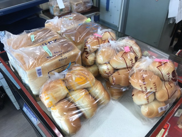 【なぜ】入手困難な浅草「ペリカン」のパンが買えるハンコ屋さんがある