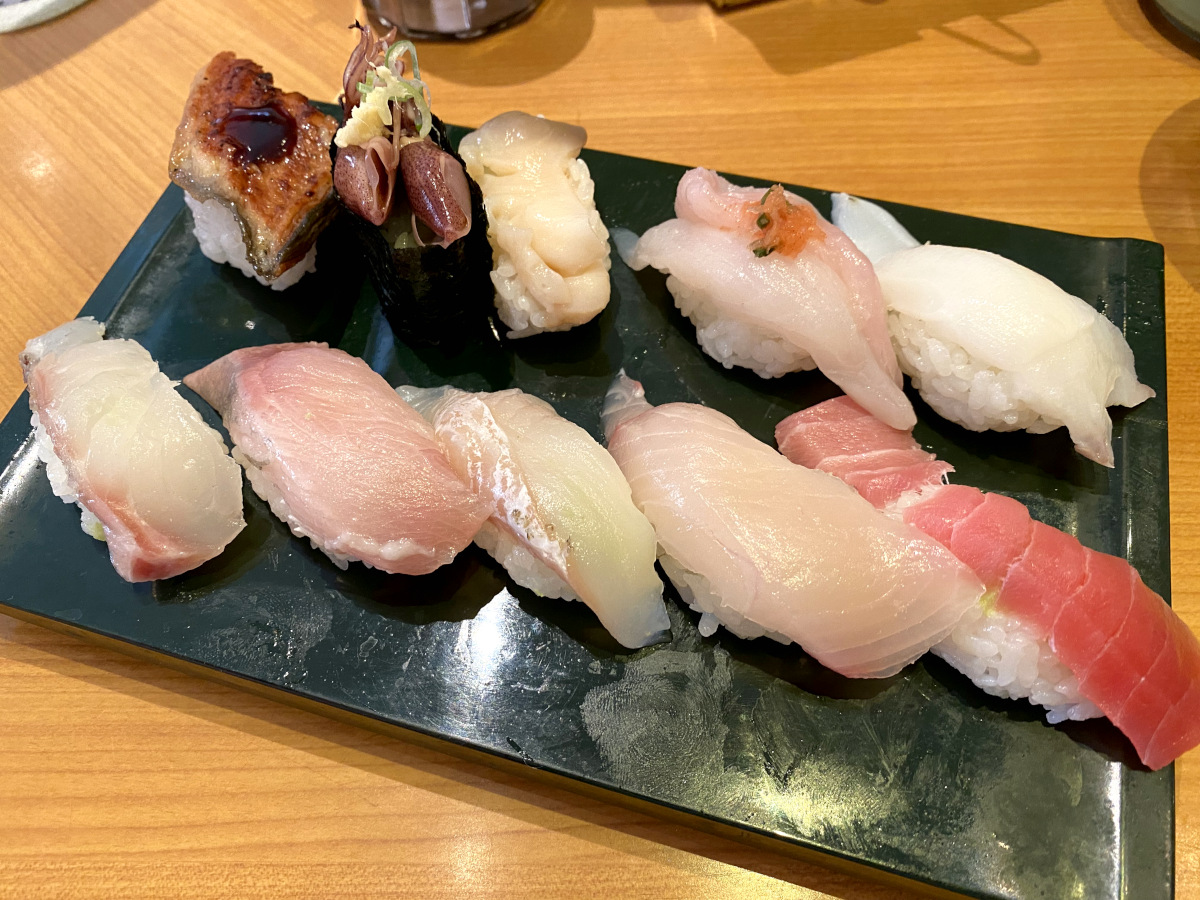 【大混雑】ほぼインバウンド客しかいない新宿の回転寿司「ひまわり寿司」に行ってみた！ 人気の理由が判明!!