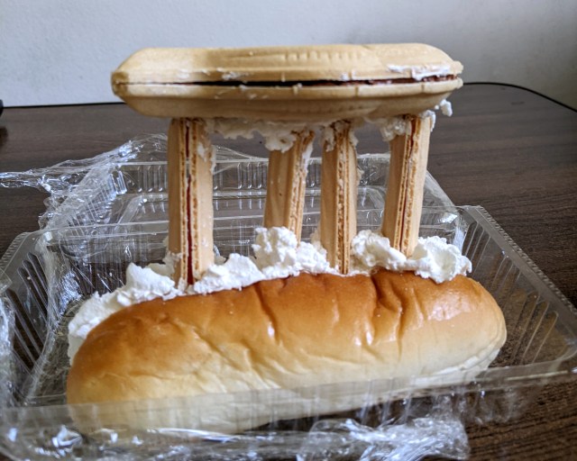 春日部市のみどりスーパーで売ってた「地下神殿クリームパン」がスゴイ！ 発想が自由すぎて困惑してしまう…