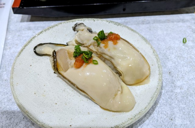紀伊國屋新宿店の地下にオープンした、立ち食い寿司の「牡蠣のにぎり」がウマすぎて、思わず板さんに話しかけてしまった！