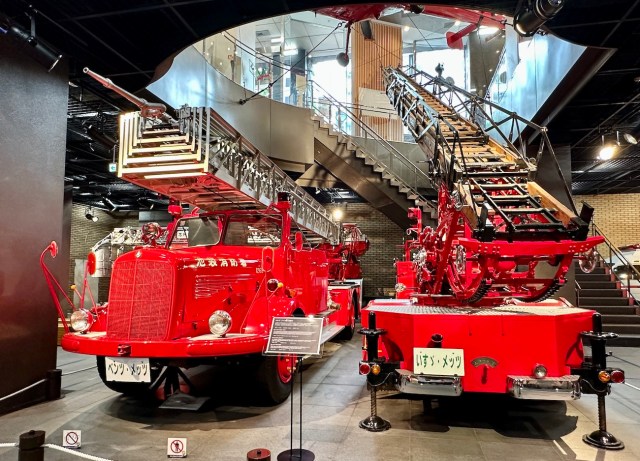 入館無料の「消防博物館」が最高だった！ 消防クラシックカーの展示だけでなく消防ヘリの操縦気分まで味わえる / 四谷三丁目駅直結