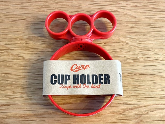 【なぜ？】夏フェス参加者に「広島カープのカップホルダー」がバカ売れしているらしいので買ってみた結果 → たしかにこれは必須かも…！