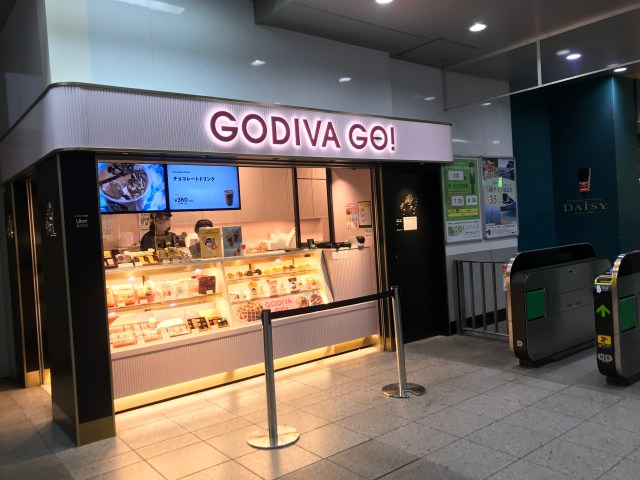 なぜか大塚にGODIVAの駅ナカスタンド「GODIVA GO!」ができてた!! イチオシは看板商品よりも台湾スイーツの…