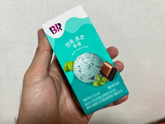 韓国のコンビニに売ってた「サーティワンの紙パックドリンク」のチョコミント味を飲んでみたら…