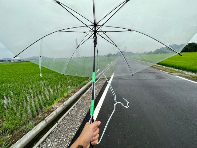 SNSで見かけた「外国人の傘のさし方」がカッコ良すぎてマネをしてみた / ハンガーを固定して傘を背負ったら買い物が最強に楽になる！