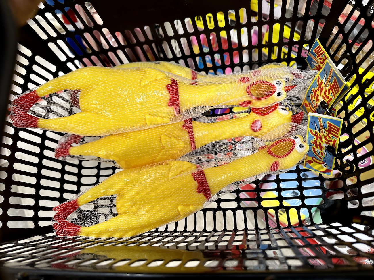 海外で爆発的にバズっている「叫ぶチキン」を使った駐車場のライフ