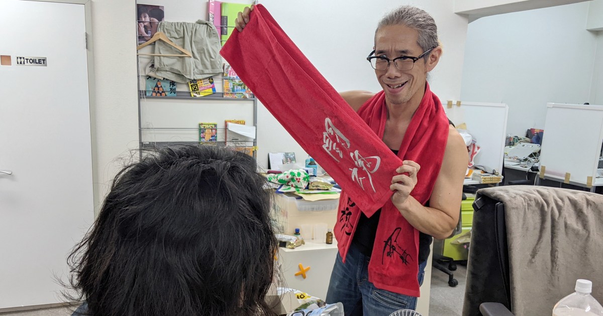 上司に「燃える闘魂・アントニオ猪木展」で買った闘魂マフラータオルを 