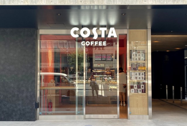 【なぜここに】「コスタコーヒー」が全国展開に向けて1号店を渋谷に出店！ したけど、真隣に超強力なライバルがいるんだが…