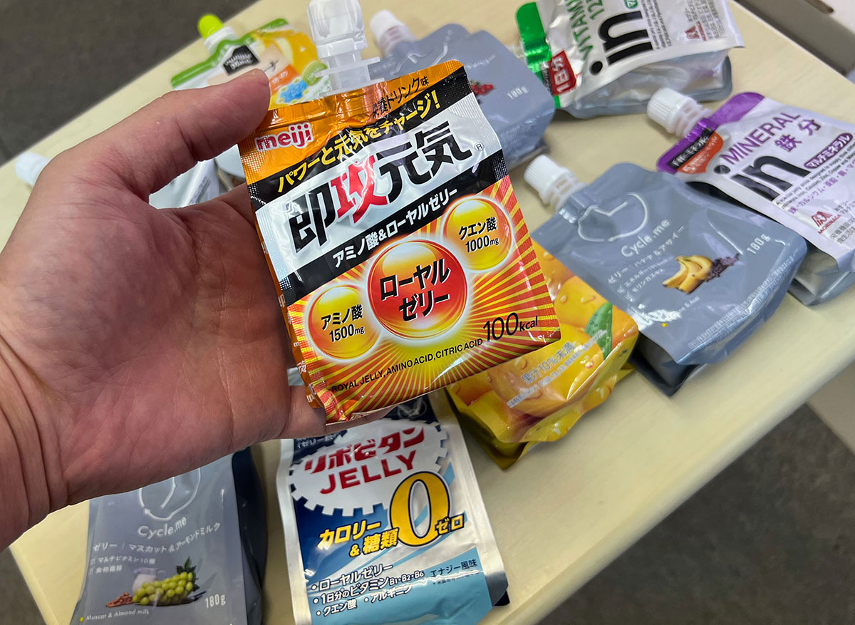 検証】コンビニの棚にある「ゼリー飲料」を全て混ぜたらどうなる