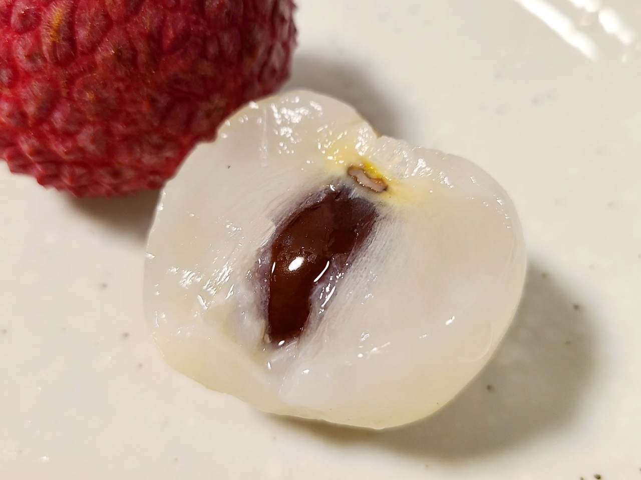 国内流通1%以下】1粒600円の『新富ライチ』を食べたらもう冷凍物には