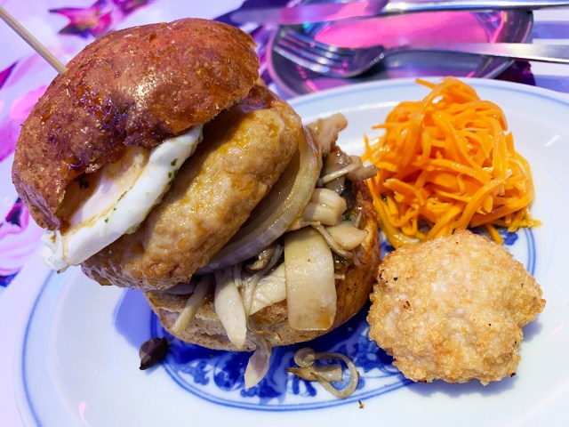 ウサギ肉の月見バーガーを食べてみたぺこ！ 兎ってこんな味だったぺこか… / 獣肉酒屋 米とサーカス渋谷パルコ店