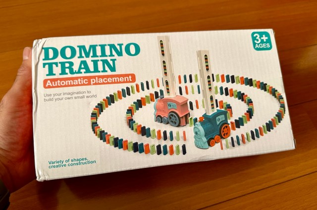 AliExpressで大人気「ドミノトレイン」はドミノを並べながら走る画期的な列車！ ドミノ倒しの1番面倒な「並べる作業」はもうやらないで良し！