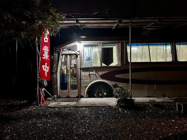 【秘境グルメ】暗闇に佇む廃バスの正体は…地元で人気のラーメン屋だった / 栃木県佐野市「かあちゃんラーメン」