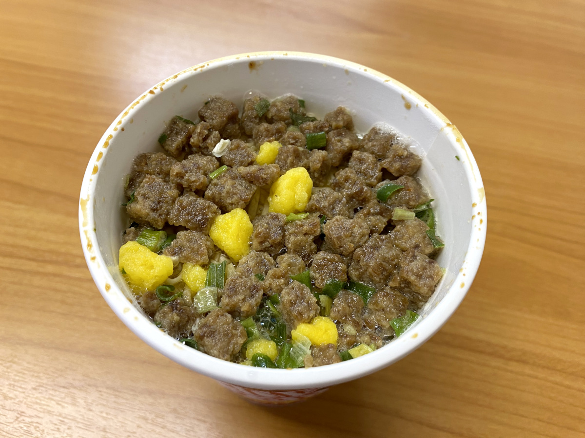 エビすら抜き】日清カップヌードル「謎肉まみれ」と「イカまみれ」が