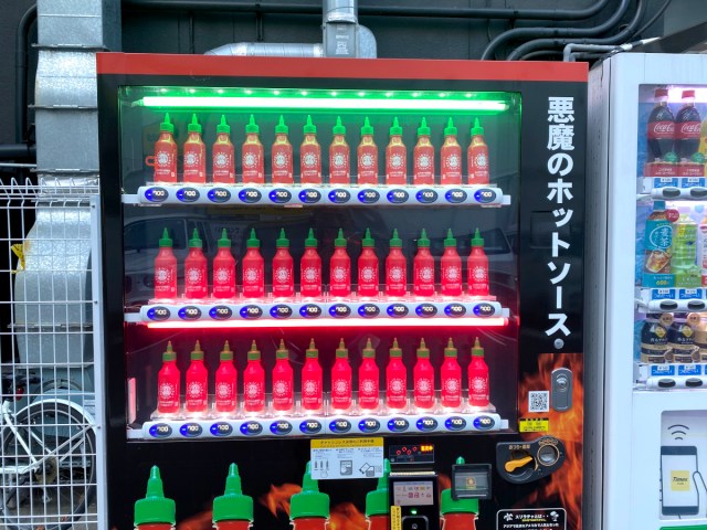 【謎の調味料】都内に「スリラチャ」の自動販売機が増殖中！ 色んなものにかけて食べてみた結果!!