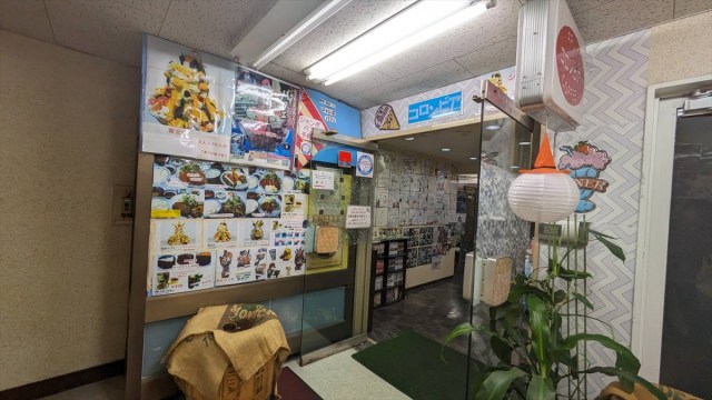 【ジャンボパフェの名店】オフィス街の地下2階に隠れた喫茶店『フルーツパーラーコロンビア』の歴史と美味しさを調査してみた