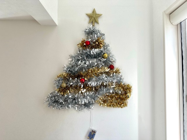 【穴を開けない】壁掛けクリスマスツリー / 総額500円のダイソー商品で部屋がお洒落な12月歓迎モードに！
