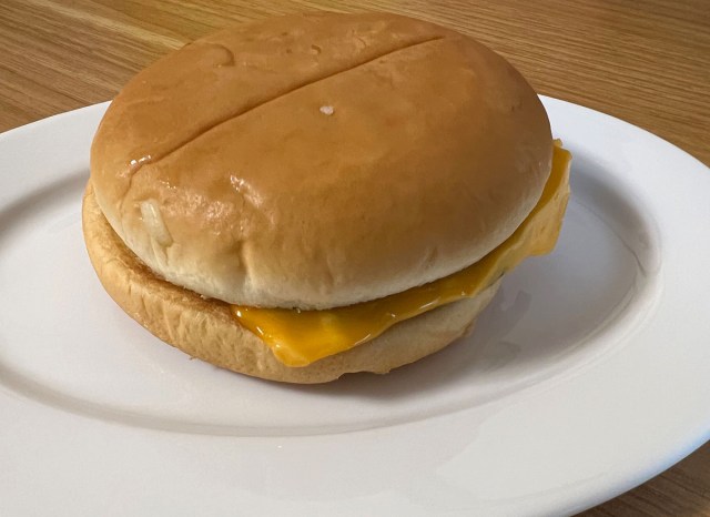 【終活】人生の最後に「マクドナルドのチーズバーガーを食べたい」となったら、どの部分に食らいつくべきか？ 最強のひとくちを調査してみた
