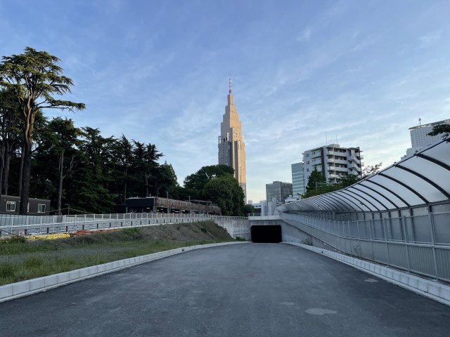 新宿のど真ん中にできた「新しい道」を歩いたら意外な場所に出た / 何十年もかけて工事してたらしいが…