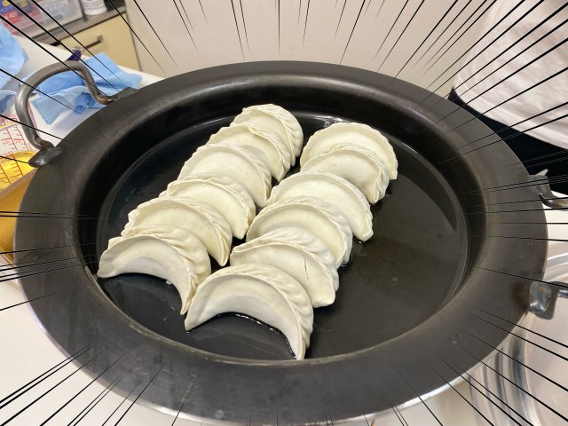 【危機一髪】宇都宮の行列店「キャロル」の餃子を鉄鍋で作ったらヤバいことになった