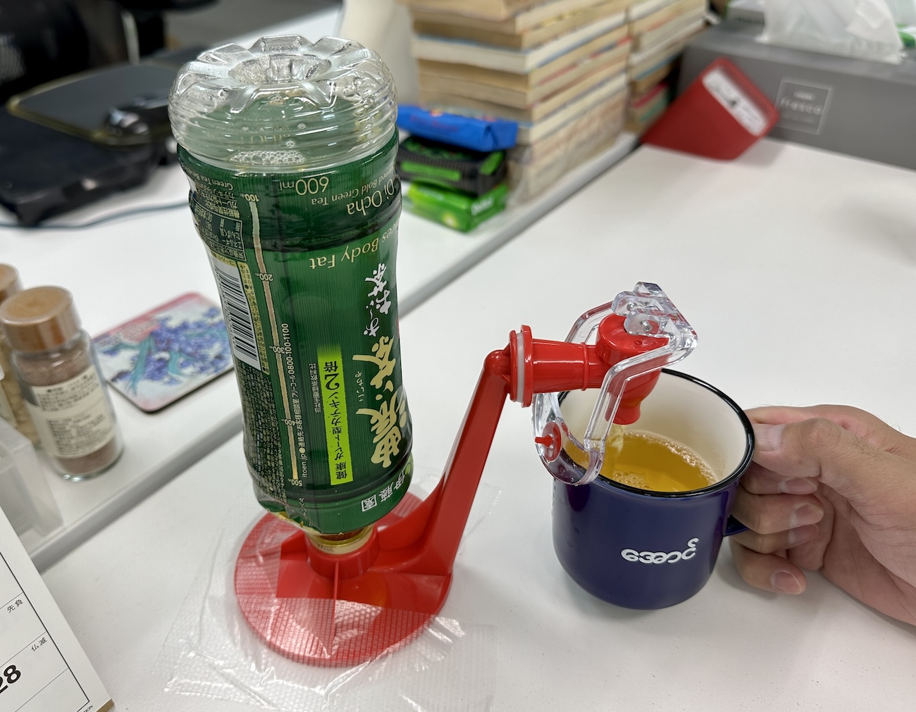 激安】327円の「ペットボトル式ウォーターサーバー」を使ってみた結果