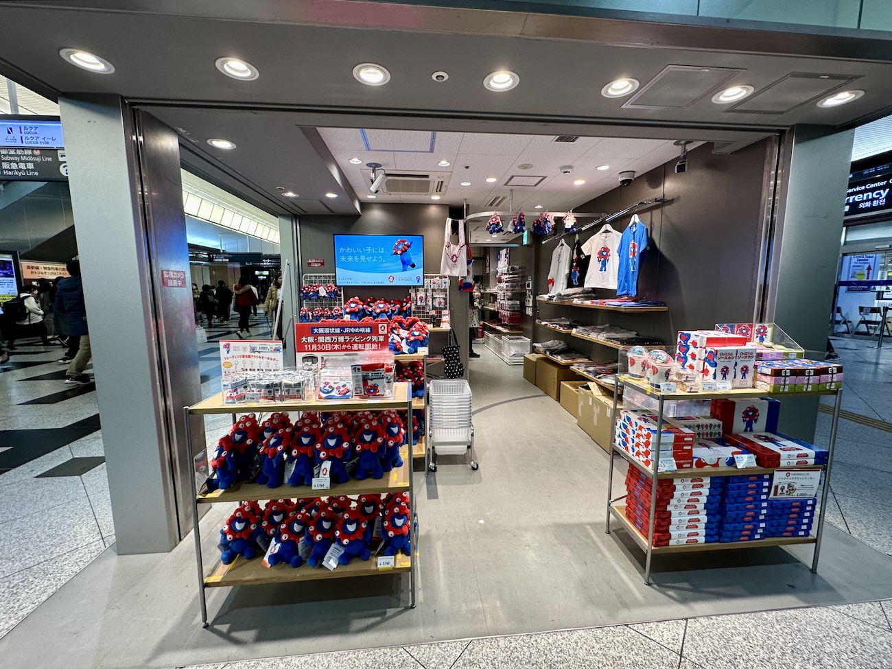 万博】開幕500日前を迎えて大阪駅構内は万博ムード一色となっていた