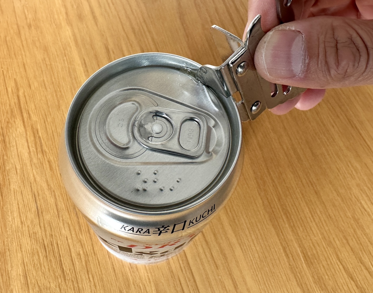 缶ビールに缶切りで穴を2カ所開けるとビールが美味しくなる / 忘年会で