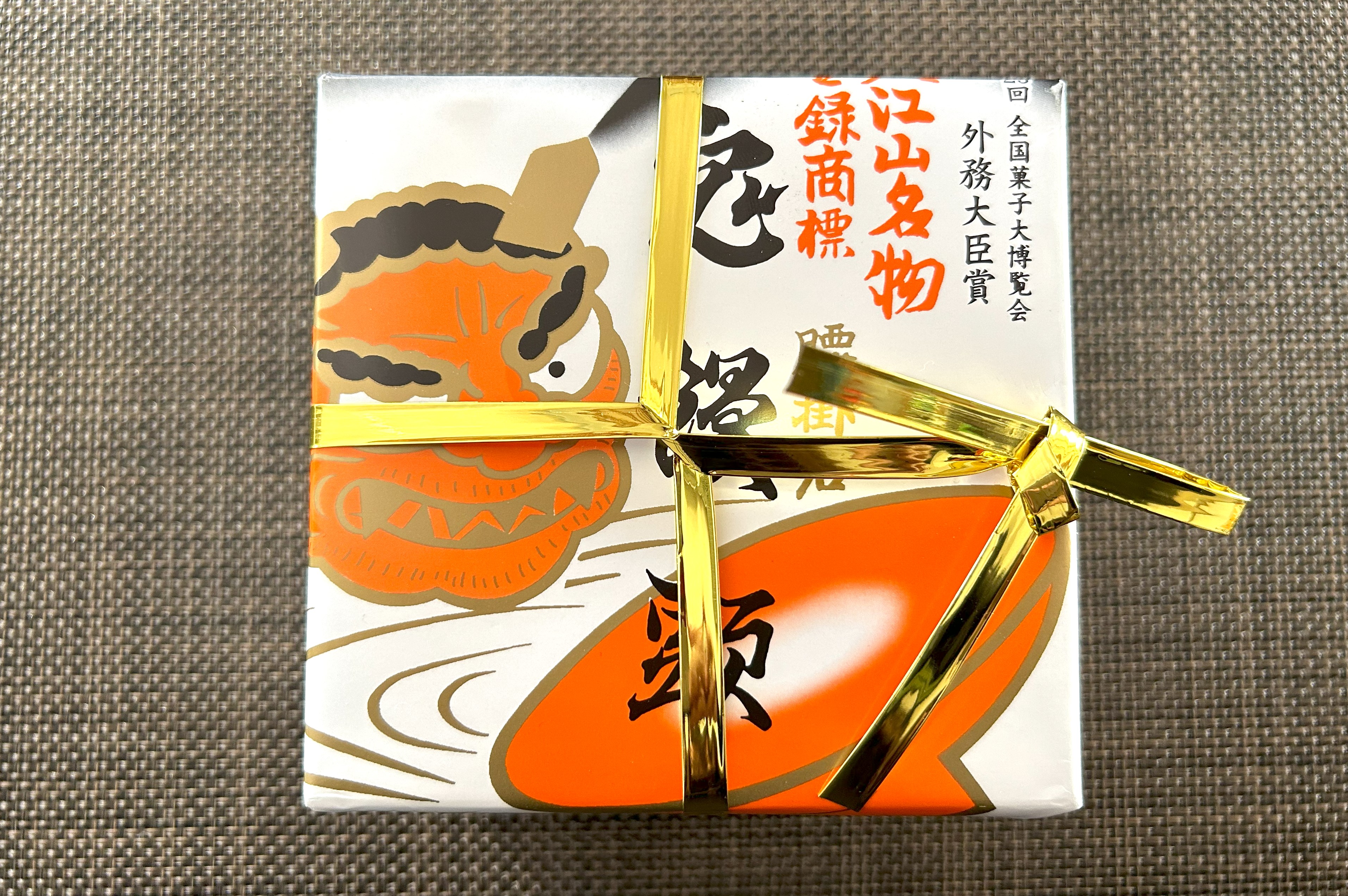 約500g】思わず二度見する大きさの「鬼饅頭」を割ってみた → あんこの