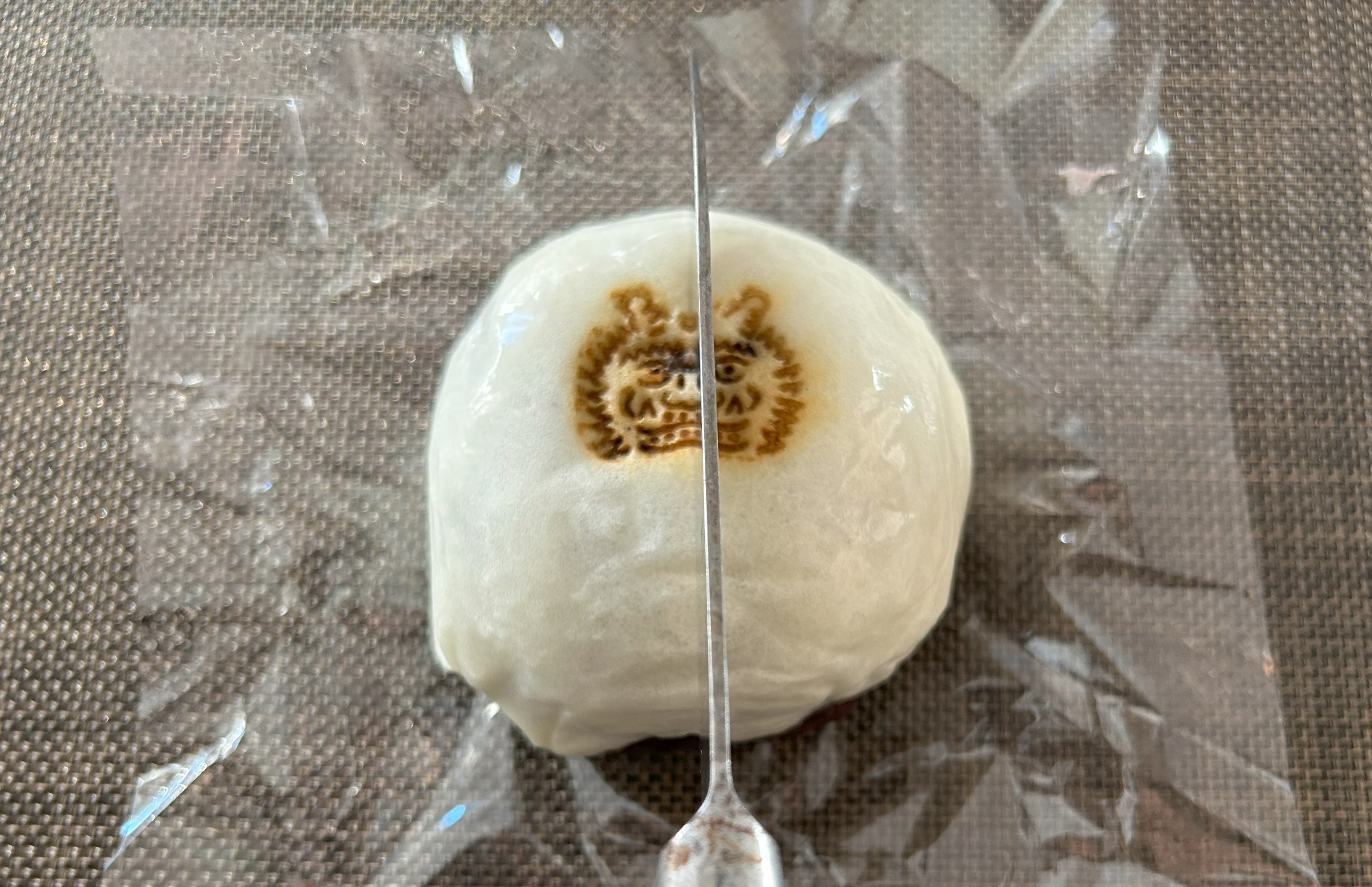 約500g】思わず二度見する大きさの「鬼饅頭」を割ってみた → あんこの