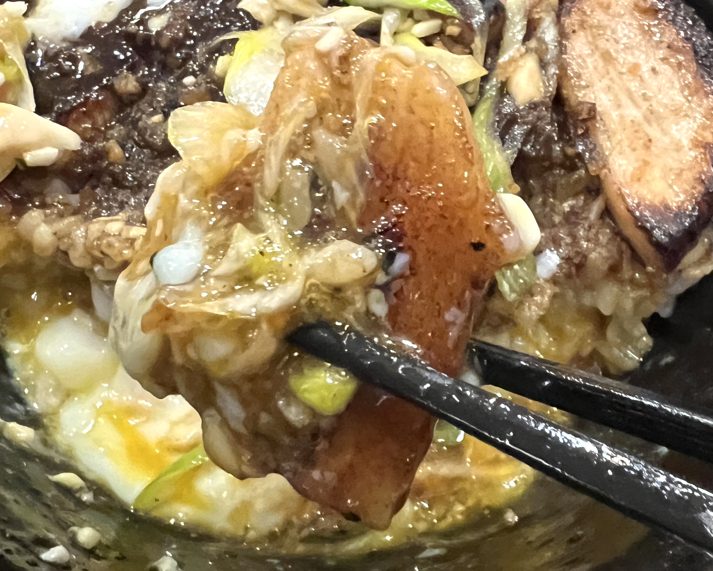 伝説のすた丼屋の新メニュー『豪快！すたみな厚切豚バラステーキ丼 メンチカツ合盛り』で絶対にやっちゃいけない食べ方とは？ | ロケットニュース24