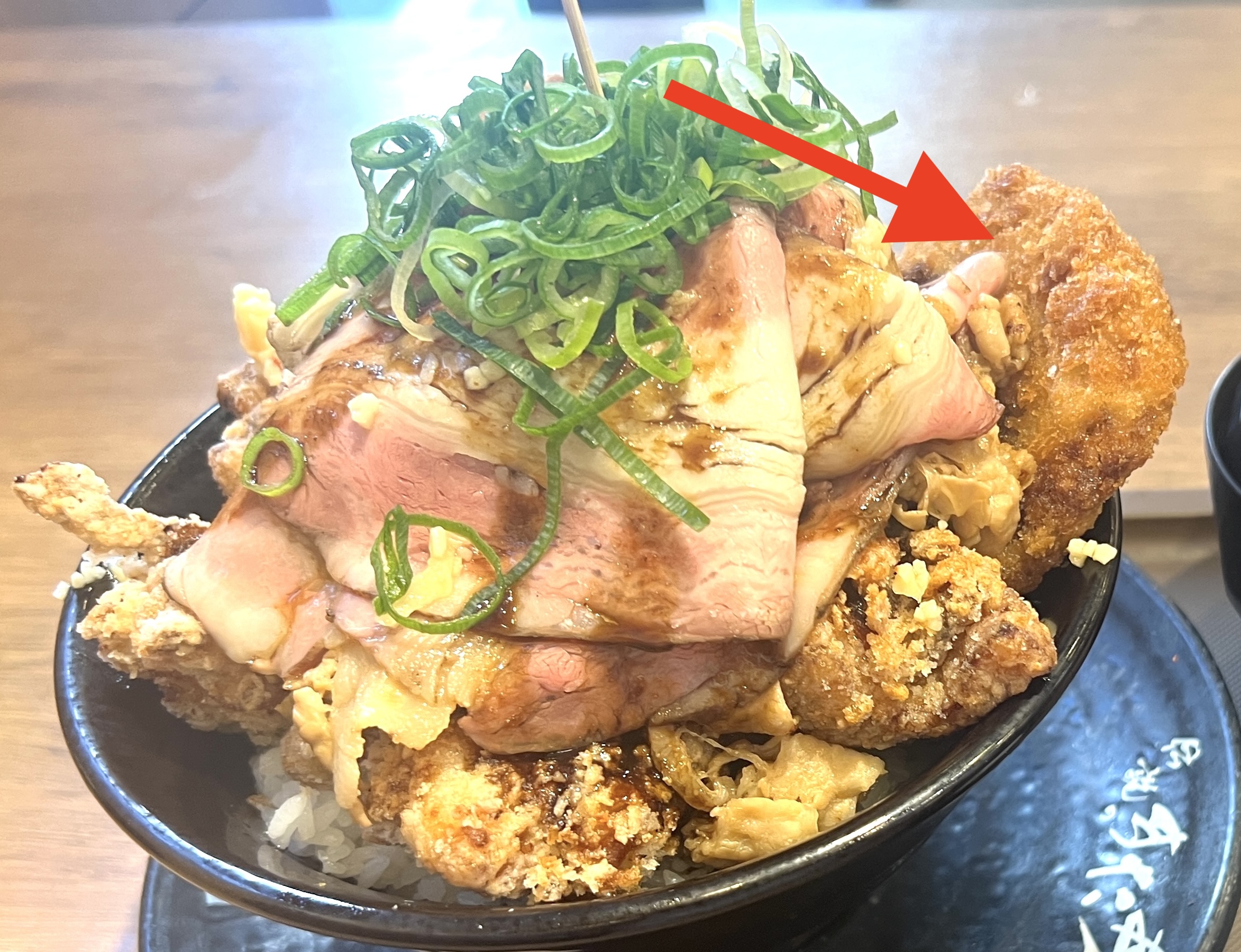 伝説のすた丼屋の新メニュー『豪快！すたみな厚切豚バラステーキ丼 メンチカツ合盛り』で絶対にやっちゃいけない食べ方とは？ | ロケットニュース24