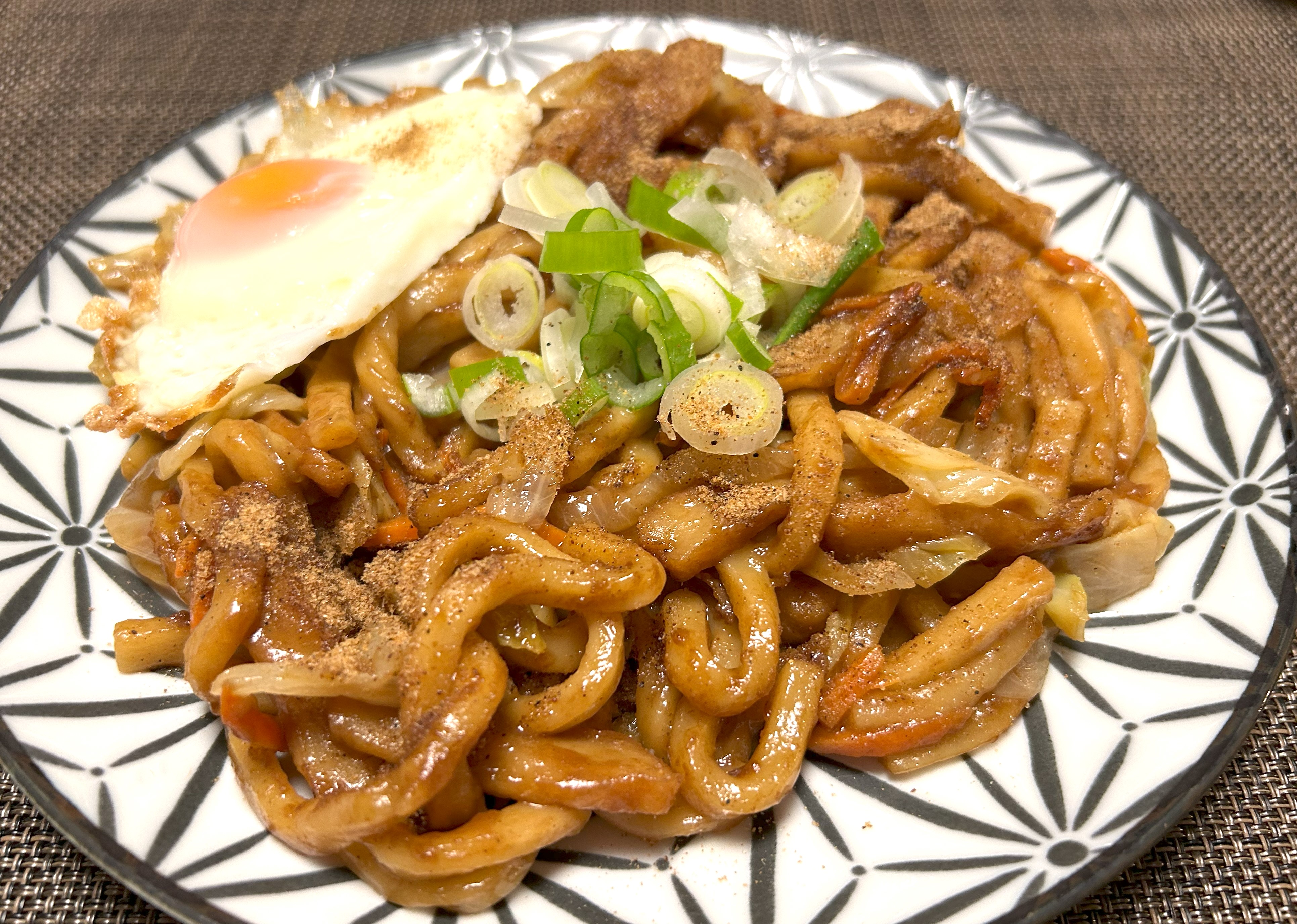 人気】資さんうどんの「焼きうどん」が取り寄せられるようになってる！ チンするだけで食べられて完璧でした | ロケットニュース24