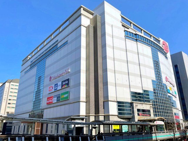 【朗報】ほぼイオンモールと化した東京・立川駅前の「高島屋」、はま寿司も開店で完全に仕上がる / 巨大ガシャポンエリアも