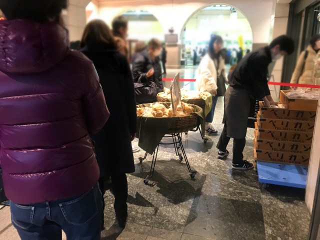 上野駅で毎日16時になると行列ができている → 入手困難な「あのパン」が売っていた！