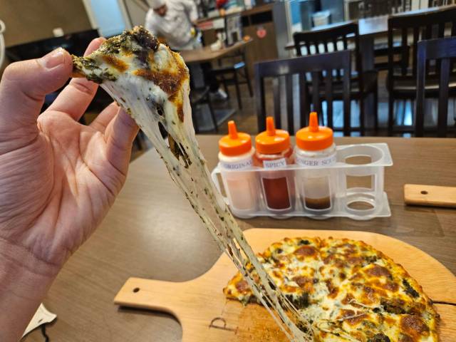【恐らく日本初】超巨大ホームセンター「ジョイフル本田」のとある店舗で買える『謎すぎるピザ』がヤバかった…
