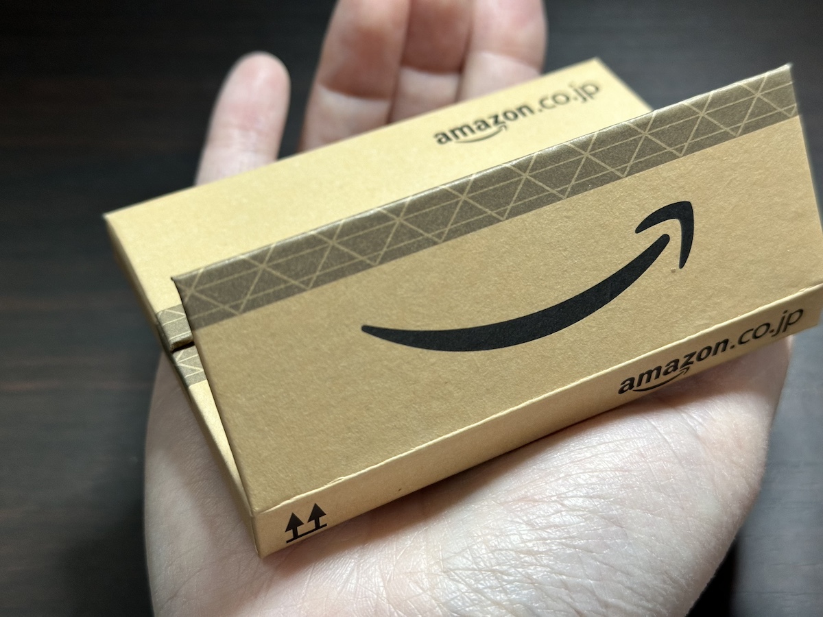 世界最小のAmazonダンボール箱!? いったい何が入っているかというと