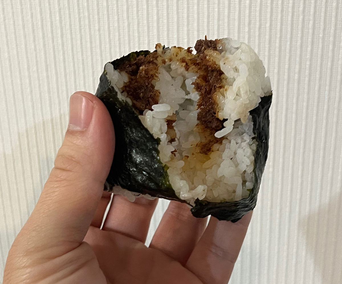 え？】「お母さんのおむすびを再現したい」という店で、ウチのオカンが